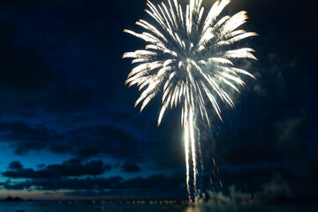 Magnifique feu d'artifices du 14 juillet en Bretagne - France