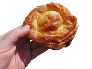 Mano che regge un gustoso Rustico Leccese appena sfornato su sfondo bianco e trasparente 912