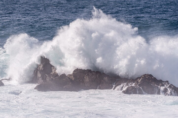 Naklejka premium Spectacularly big waves from the pacific ocean smash into the californian coast along US highway 1.