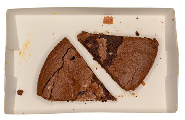  deux brownie au chocolat dans une boîte sur fond transparent
