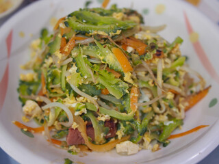 お皿に盛られた野菜たっぷりのゴーヤチャンプルー