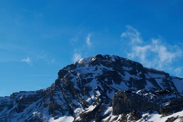 Obraz premium Stunning view of a snow-capped mountain peak against a clear blue sky