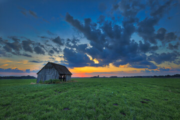 Sonnenuntergang in den Wiesen