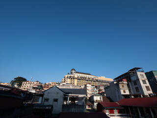 Obraz premium Sun Plaza Yellow Building in Side View on a Clear Day behind The Blue Sky