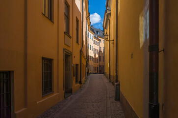 Obraz premium Stockholm Gamla stan, narrow cobbled street in the old town in summer with no people, Sweden
