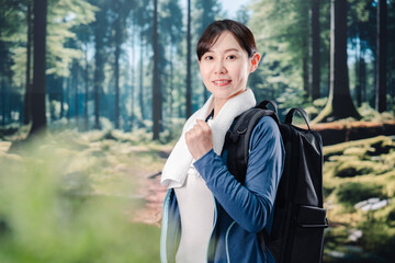 晴天の中で登山をする女性