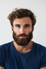 Obraz premium Close-up portrait of a bearded man, showcasing contemporary masculinity. Ideal for themes of modern style, men's fashion, and portrait photography