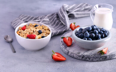 granola with berries for breakfast, healthy eating
