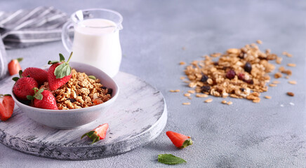granola with berries for breakfast, healthy eating