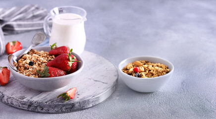 granola with berries for breakfast, healthy eating