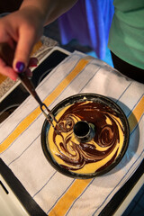 Schokolade im Marmorkuchen wird verrührt.