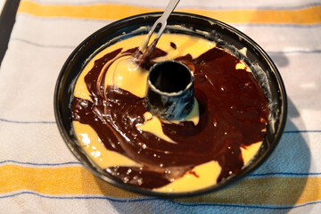 Schokolade im Marmorkuchen wird verrührt.