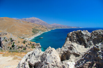 Wakacje i relaks nad morzem w Grecji, piękna piaszczysta plaża Preveli, rzeka i egzotyczny las palmowy, niebieskie niebo, klimat śródziemnomorski, wyspa Kreta, Grecja © anettastar