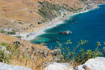 Wakacje i relaks nad morzem w Grecji, piękna piaszczysta plaża Preveli, rzeka i egzotyczny las palmowy, niebieskie niebo, klimat śródziemnomorski, wyspa Kreta, Grecja © anettastar