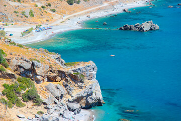 Wakacje i relaks nad morzem w Grecji, piękna piaszczysta plaża Preveli, rzeka i egzotyczny las palmowy, niebieskie niebo, klimat śródziemnomorski, wyspa Kreta, Grecja © anettastar