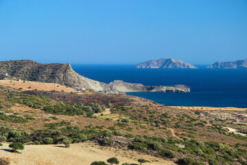Krajobraz morski, lazurowe morze i niebieskie niebo, tapeta. Wybrzeże greckiej wyspy, egzotyczna wyspa Kreta © anettastar