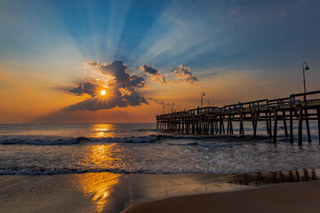 Fototapeta premium Sun ray sunrise at Sandbridge