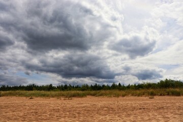 Obraz premium clouds over the sand beach