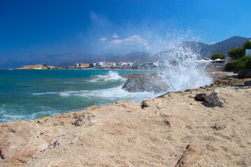 Krajobraz morski w Hersonissos, lazurowe morze i niebieskie niebo, tapeta. Wybrzeże greckiej wyspy, egzotyczna wyspa Kreta, wypoczynek i relaks, wakacyjne tło © anettastar