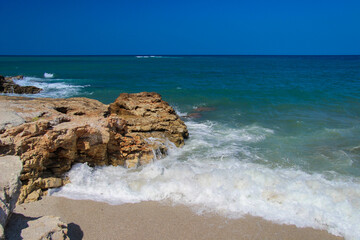 Krajobraz morski w Hersonissos, lazurowe morze i niebieskie niebo, tapeta. Wybrzeże greckiej wyspy, egzotyczna wyspa Kreta, wypoczynek i relaks, wakacyjne tło © anettastar