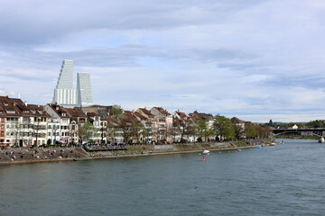 Fototapeta premium Rheinufer in Kleinbasel im Frühling