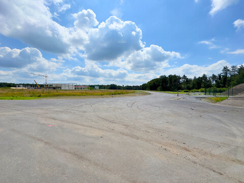 Blick auf ein neu erschlossenes Gewerbegebiet in dem erste Hallen errichtet werden, Neubau, Konjunktur, Wirtschaft, Industrie, Gewerbe, Unternehmen, Gewerbepark Senne an A33, H&ouml;velhof, Kreis Paderborn