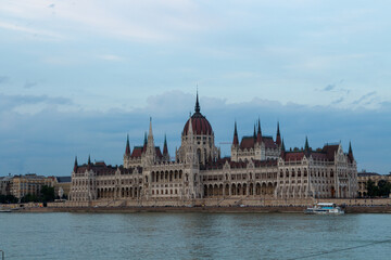 Fototapeta premium Budapest Parliament building in the sunset and blue hour