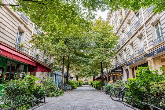 Rue du Tr&eacute;sor, pedestrian street with restaurants and warm atmosphere in the Marais, historic district in the 4th arrondissment, Paris, France