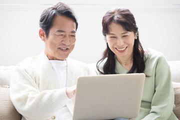 見る探す検索する50代の笑顔の中年夫婦　正面のクローズアップ