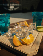 Shots de alcohol y cocteles sobre una tabla de madera