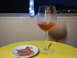 夏の夕方のロゼワイン