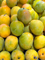 fresh mangoes display in market, mangga