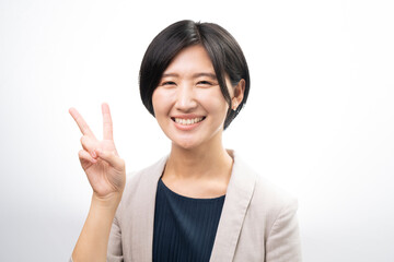 ピースする女性