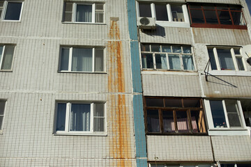 Obraz premium Rusty water on wall. Rust trail. Result of pipe break. Red mud.