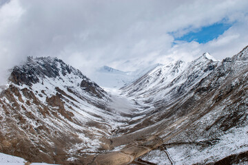 Obraz premium Beautiful Snow Mountain Road Trip in Leh Ladakh