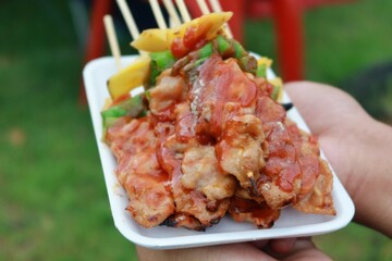 Make a barbecue dinner while camping on the summer beach.