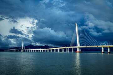 Obraz premium Shenzhen Bay Highway Bridge under a dramatic sky.