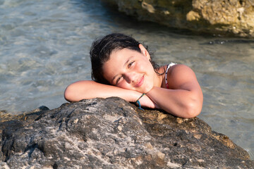 Ritratto di bimba sugli scogli