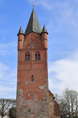 Obraz premium Historische Kirche im Zentrum der Stadt Westerstede in Niedersachsen 
