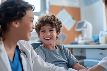 Obraz premium A happy young boy sitting on an examination table, smiling as a doctor prepares to give him a vaccine.