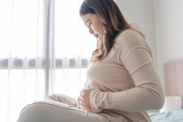 Obraz premium worried pregnant woman concerned and anxious woman in pregnancy overthinking worrying about&nbsp;pregnancy problem&nbsp;Pregnancy depression Mental health