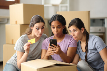 Perplexed roommates buying online moving house © Antonioguillem