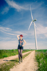 Femme au pieds d'une éolienne dans le Val-de-Loire en France