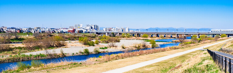多摩川 ( たま川 )の 河川敷 は 東京都 と 神奈川県 の 県境 【 首都圏 の...