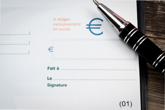 gros plan sur un ch&egrave;que en euros et un stylo