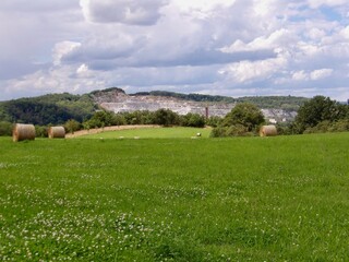 Obraz premium Eine Wanderung zum Aussichtsturm Rüdigsdorfer Schweiz bei Rüdigsdorf mit Blicken zum Mühlberg und dem kohnstein in niedersachswerfen und der Ruine Hohnstein
