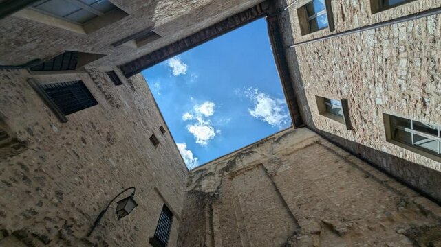 Scorcio del cielo da antico cortile storico medievale a Cagli