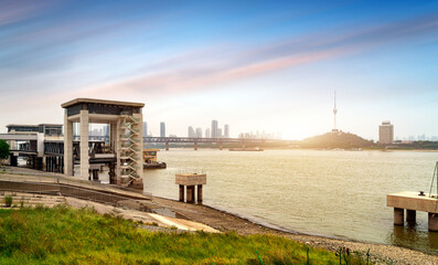 Obraz premium Wuhan Yangtze River Bridge and high-rise buildings on the banks of the Yangtze River, Hubei, China.