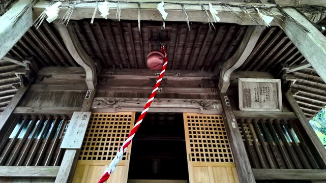 日本の神社の鈴（スロー動画）