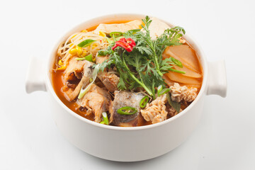  A spicy food made by boiling winter vegetables with radish, vegetables, tofu, and various seasonings.